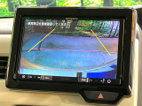 【バックカメラ】駐車時に後方がリアルタイム映像で確認できます。大型商業施設や立体駐車場での駐車時や、夜間のバック時に大活躍!運転スキルに関わらず、今や必須となった装備のひとつです!