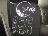 【オートエアコン】一度お好みの温度に設定すれば、車内の温度を検知し風量や温度を自動で調整。暑い&hellip;寒い&hellip;と何度もスイッチ操作をする必要はありません。快適な車内空間には必須の機能ですね♪