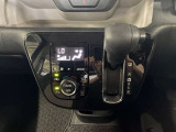 中古車選びで意外と見落としがちなポイントが、シフトレバー周辺の状態です。今回掲載している画像では、操作部分の使用感をはじめ、パネルの傷や擦れ、ボタン類の動作跡など、確認していただけます。