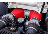 自然吸気のV8エンジンからは570PSのパワーを発揮いたします。