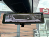 後方をカメラで映しだす機能が付いたスマートルームミラー!ルームミラーの下のレバーを変えるだけで、後席に大きな荷物が乗っていても、後方をカメラを確認できる便利機能!。