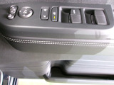 運転席からドアミラーの格納やすべての窓の開閉が出来ます。