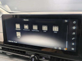 大型の純正ナビゲーションは、多彩なメディアに対応。Bluetooth接続はもちろん、Apple CarPlayやAndroid Autoにも対応しており、スマートフォンのアプリを大画面で安全に操作可能です。
