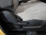 運転席にはドライバーの体型や好みに応じて前後方向だけでなく、高さの調整ができるシートリフターを装備!