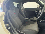 車を運転する際には運転席の存在は欠かせません。しっかりチェックしたいポイントですね。