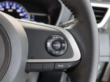 アダプティブクルーズコントロール機能付きです。走行中に先行車の様子を検知しながら、設定した車速の範囲内で先行車との距離のキープを支援します。詳細は販売店スタッフまでおたずねください。