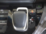 インパネシフトだから視線の移動も少なく足元もスッキリ。運転席もゆったりしているのでゆとりを持ってドライブできますね。