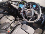 MINIの内装はとにかく『円』に拘ったデザインコンセプトが一目で伝わってきます。これほど円形に拘った車は他に御座いません。伝統のデザイン、トグルスイッチなど遊び心のある内装で御座います。