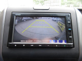 バックカメラの画像です。ガイドラインがスムースな車庫入れをサポートいたします。車庫入れの安心感がアップしますね。
