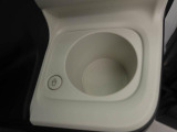 カップホルダーは運転席や助手席からちょうど手の届く位置です!!