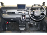 操作性に優れた運転席となります!小物入れや各ボタンの配置にこだわり、使いやすいです!座り心地もよく視認性も良好なのでロングドライブもお任せ下さい!