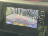【バックカメラ】駐車時に後方がリアルタイム映像で確認できます。大型商業施設や立体駐車場での駐車時や、夜間のバック時に大活躍!運転スキルに関わらず、今や必須となった装備のひとつです!