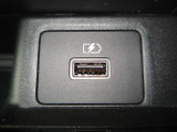 純正オプション品のUSBポートが装備されていますので、お手持ちのスマートフォンやタブレットの充電が可能です♪