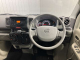 運転席からの視界が左右に広く隅々まではっきりと見渡せます。車の前端も把握しやすく安心して運転できます。