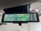 【インテリジェントルームミラー】後席の大きな荷物や同乗者で後方が確認しづらい時でも安心!カメラが撮影した車両後方の映像をルームミラー内に表示。クリアな視界で状況の確認が可能です!