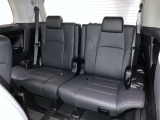 3列目シートは跳ね上げ式で折りたたみ可能です。キャンプ用品など大きな荷物もばっちり収納可能です!