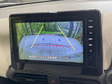 【バックカメラ】駐車時に後方がリアルタイム映像で確認できます。大型商業施設や立体駐車場での駐車時や、夜間のバック時に大活躍!