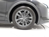 タイヤサイズは(195/60R17)でキャップ付きスチールホイールです。
