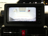 【バックカメラ】駐車をサポートする機能です。ナビ画面に後方の様子がはっきりと映り、バックソナーもあるため狭い駐車場でもスムーズに駐車できて安心です。