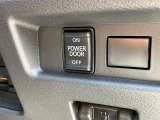 両側オートスライドドアです。インテリジェントキーや運転席のスイッチで簡単にドアの開閉ができるので、とても便利な装備です♪
