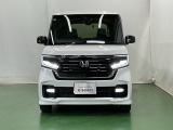 LEDヘッドライトを装備しています。LEDヘッドライトはとても明るく、雨の日や夜間走行も安全・安心です。オートライトコントロール付きで周囲の明るさに応じて自動で点灯・消灯します
