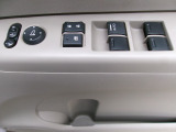 運転席から全ての窓の開閉ができます。ウィンドウロック機能はお子様のいたずら防止に有効です。