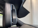 自動防眩機能を備えたルームミラー。ETC車載器を搭載しておりスタイリッシュかつ機能性を兼ね備えております。