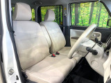 運転席まわりには十分なスペースがあり、大柄な方でもゆったり運転していただける環境です。