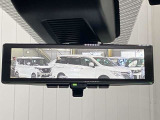 【インテリジェント ルームミラー】車両後方のカメラ映像をミラー面に映し出すので、車内の状況や、天候などに影響されずいつでもクリアな後方視界が得られます!