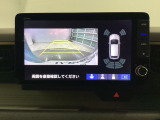 バックギアに入れますとご覧のような画像に自動的に切り替わります。車庫入れ時に役立ちます。