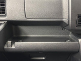 助手席側のインパネは多機能!間口の広くて使いやすいトレイや何かと工具や買い物袋を掛けれる便利なフック付き!