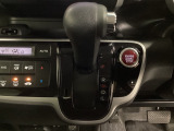 CVT車のセレクトレバーです。低速から高速まで、変速ショックのないスムーズな走りを実現するとともに、エンジン効率のよい領域を維持することで燃費にも貢献します。