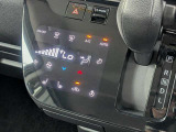 タッチパネル式オートエアコンで温度を設定するだけで快適な車内環境を維持することができます。