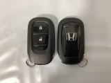 スマートキーを装備しています。鍵を差し込むことなくドアロックの開け閉めと、スタートボタン操作でのエンジンスタートができます。スペアキーも同じものを用意しております。