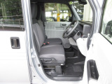 すわり心地の良い運転席・助手席です。長時間のドライブの疲れ軽減に貢献します。どうぞ快適なドライブを。