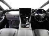 上質で落ち着いた印象のインパネ。視界も広々で運転しやすいです。