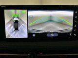 上からの視点で狭い駐車場への駐車に役立つ、アラウンドビューモニター対応メモリーナビ装備。