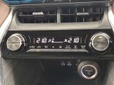 デュアルエアコンとは、運転席と助手席で、個別に温度設定ができる機能です。気温の感じ方は、人それぞれ違うもの。乗る人に優しい機能ですね。