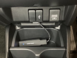 アクセサリーソケットはUSBのアダプターなどをつければ、スマホの充電にも使えます。横にはナビゲーション用の外部入力可能なUSB端子がついており、周辺には物が置けるトレーがついています。