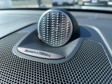 フロントメーターパネル上部のセンターには、オプションで1410WのBowers&Wirukinsのスピーカーがつきます。室内を、コンサートホールに変えます。