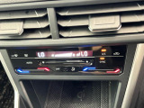 タッチコントロール式2ゾーンフルオートエアコンパネル。運転席、助手席それぞれ独立して温度管理が可能です。花粉やダストを除去するフレッシュエアフィルターも装備され、クリーンな室内環境を保ちます。