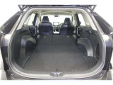 セカンドシートを倒した状態です。セカンドシートは独立可倒、荷物に合わせてラゲッジスペースをアレンジできます。