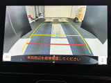 こちらのバックカメラは画面にラインが表示されておりますので、バック持のクルマの進行方向の目安になります。より高いレベルで車庫入れをサポートする、便利な機能ですね。