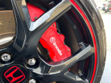 【ブレンボ製キャリパー】ハイパワー車両には強力なブレーキが必須!世界のスーパーカーにも採用されるイタリアの高級メーカー「ブレンボ」を装着!色鮮やかなキャリパーがスポーティな印象を引き立てます♪