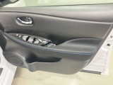 【運転席ドア】ボトルホルダーや収納ポケットが付いているので運転席周りもスッキリ保てます★