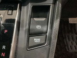 セレクトレバーの横に電子制御パーキングブレーキがあります。スイッチひとつで、停車した地点の傾斜などをシステムが検知・判断してブレーキ力を自動的に最適制御し、しっかり停車できるパーキングシステムです。
