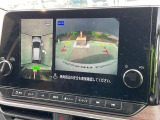 上から見下ろしているような視点で周囲が確認できるアラウンドビューモニターです。上から見下らしているような映像によって縦列駐車もラクラク、駐車が苦手な人の強い味方です!