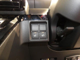 【シートヒーター】運転席と助手席を暖める機能です。寒い冬の朝や雪の日でも、乗車してすぐにぽかぽかと快適に過ごせる嬉しい装備です。