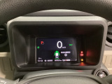 デジタル表示のスピードメーターとタコメーター、燃費やオドメーターなどの表示の他に、ホンダセンシング機能などの表示もできる多機能なマルチインフォメーション・ディスプレイです。