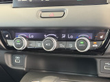 オートエアコンは運転席側と助手席側でそれぞれ自由に温度設定ができます。冬でも快適にドライブできるシートヒーター付きです。